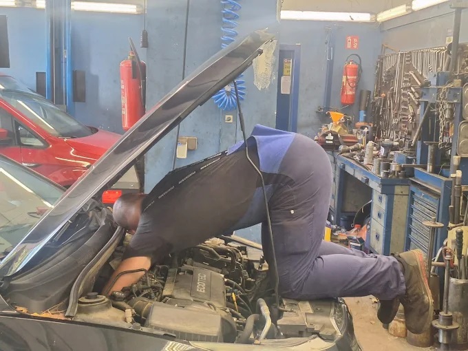 Auto-Dado Autoservis Zagreb - Marijan u haubi